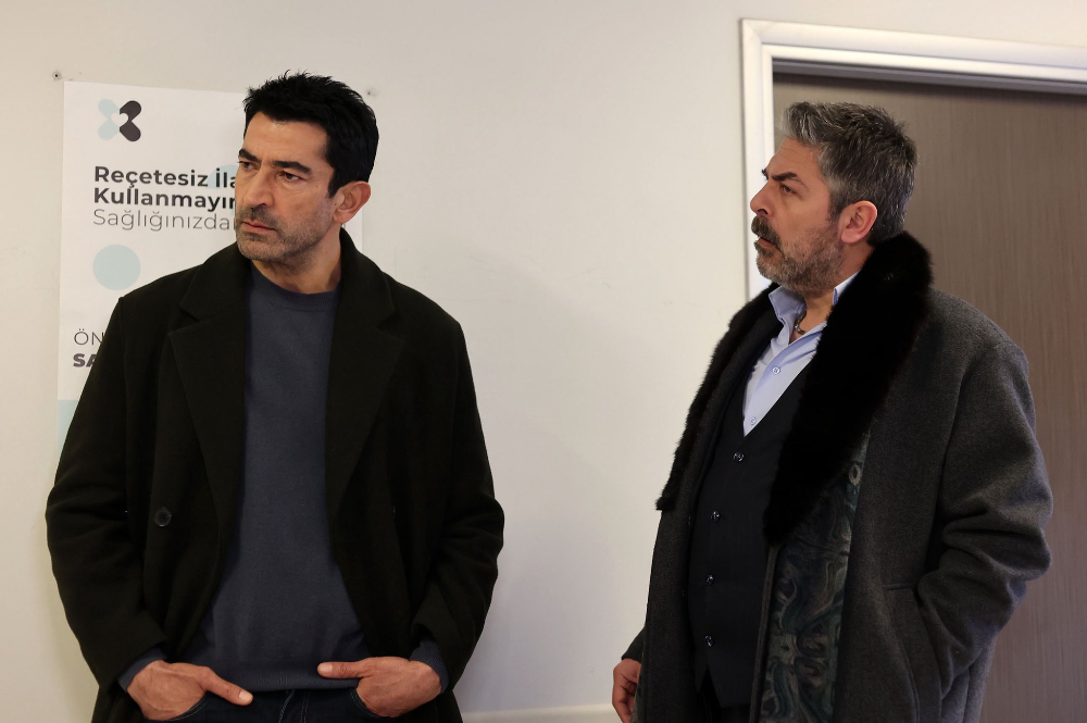 Abi Dizisinde Domino Taşı Her Şeyi Ele Verdi! Çağla Yolun Sonuna mı Geldi? 7. Bölümde Depodaki Sır Çözülüyor...