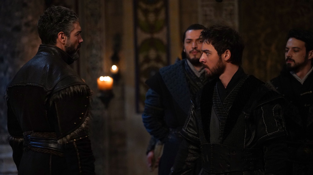 Kuruluş Orhan'da Düğün Günü Yas İlan Edildi! Flavius Yiğit’i Hançerledi: Yiğit Ölecek mi? 16. Bölümde Kan Donduran Sahne..