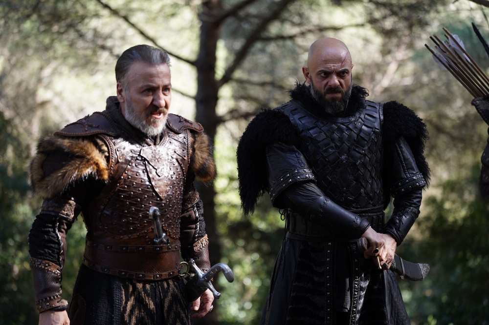 Kuruluş Orhan'da Düğün Günü Yas İlan Edildi! Flavius Yiğit’i Hançerledi: Yiğit Ölecek mi? 16. Bölümde Kan Donduran Sahne..