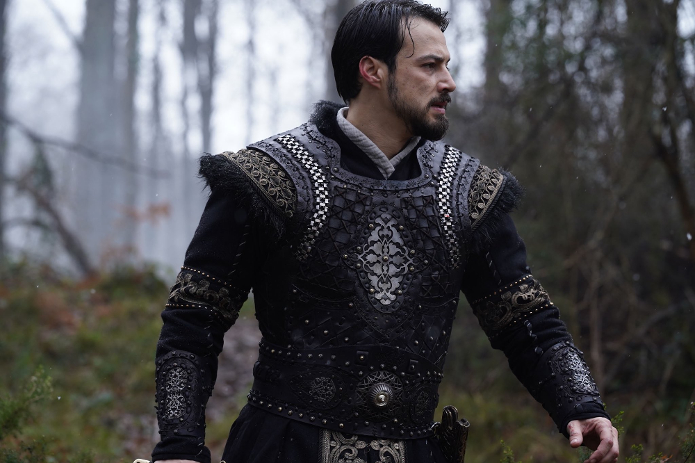 Kuruluş Orhan'da Düğün Günü Yas İlan Edildi! Flavius Yiğit’i Hançerledi: Yiğit Ölecek mi? 16. Bölümde Kan Donduran Sahne..