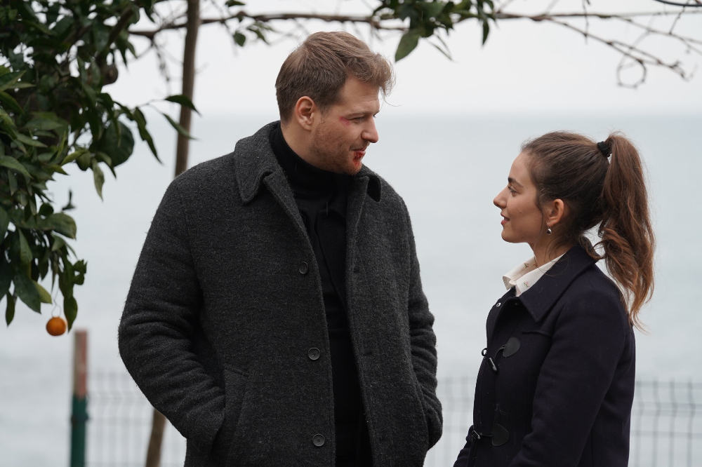 Taşacak Bu Deniz 21. Bölüm İzle! Eleni’nin Sırrı Patladı, Esme Öyle Bir Şey İstedi Ki... Yer Yerinden Oynayacak!