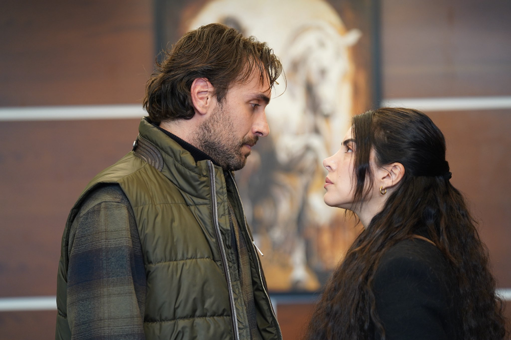 Taşacak Bu Deniz 21. Bölüm İzle! Eleni’nin Sırrı Patladı, Esme Öyle Bir Şey İstedi Ki... Yer Yerinden Oynayacak!