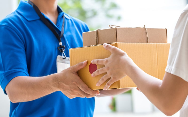 Kargo Bekleyenlere 19 Mart Uyarısı! Arefe Günü PTT ve Kargolar Açık mı? Saat 12.30 Detayına Dikkat!