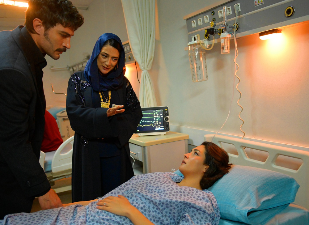 Halef 26. Bölümde Kıyamet Kopuyor! Serhat ve Melek Boşanırken, Yıldız’ın Annesi Tüm Sırları İfşa Etmeye Geliyor!