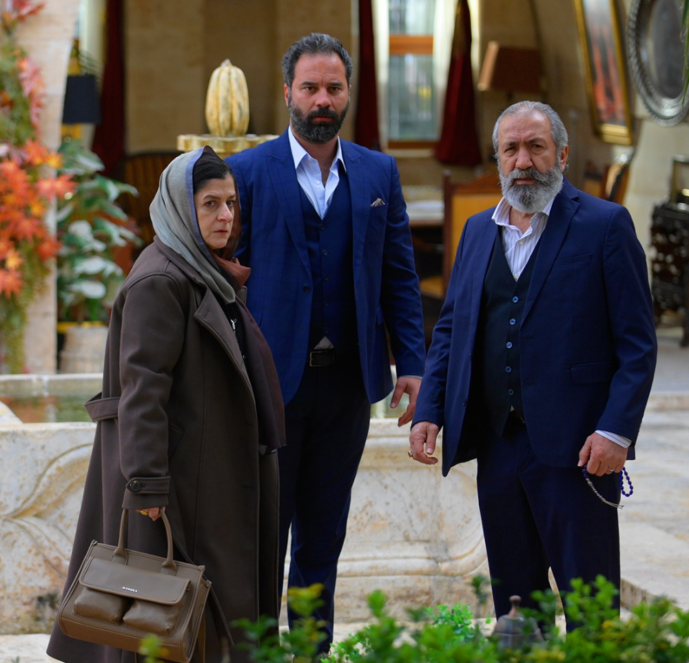 Halef 26. Bölümde Kıyamet Kopuyor! Serhat ve Melek Boşanırken, Yıldız’ın Annesi Tüm Sırları İfşa Etmeye Geliyor!