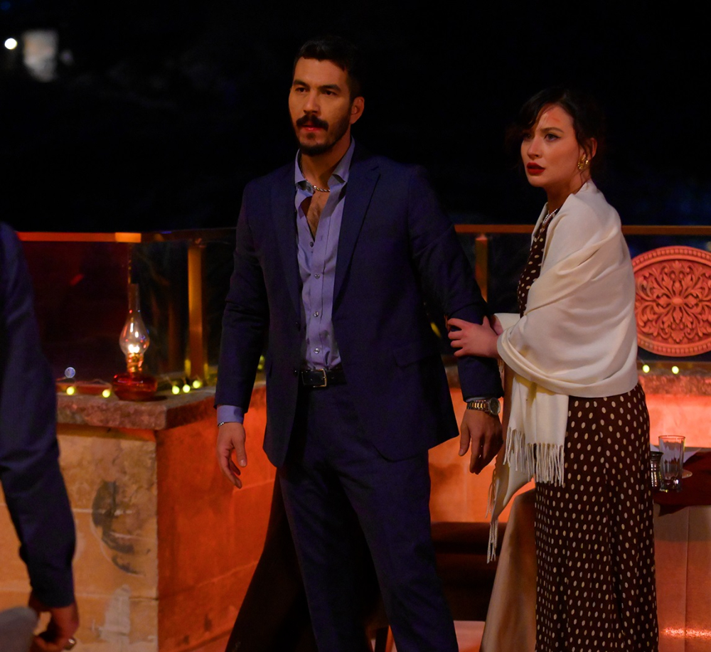 Halef 26. Bölümde Kıyamet Kopuyor! Serhat ve Melek Boşanırken, Yıldız’ın Annesi Tüm Sırları İfşa Etmeye Geliyor!