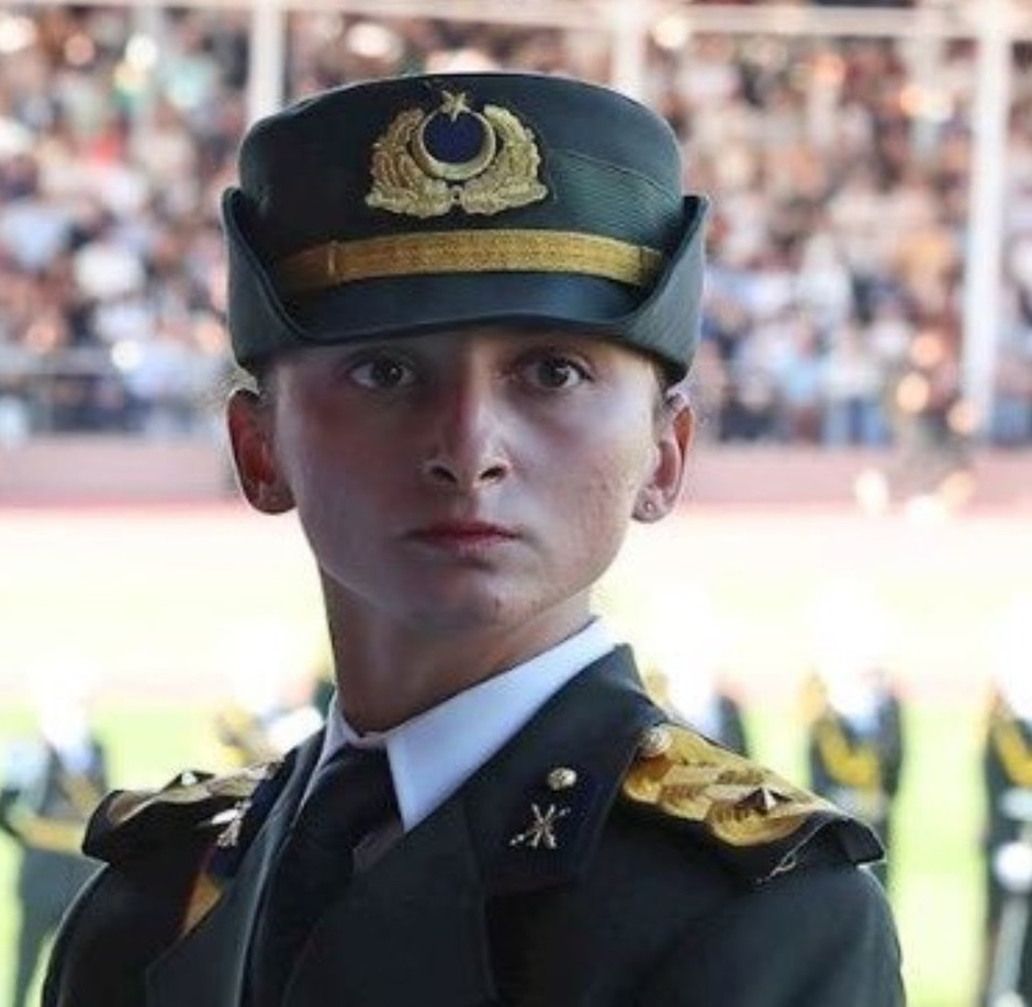 Teğmen Ebru Eroğlu Hakkında Flaş Karar! İade Davası Reddedildi: 'Kılıçlı Yemin' Sürecinde Yeni Perde!