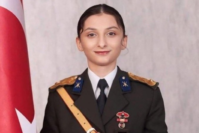 Teğmen Ebru Eroğlu Hakkında Flaş Karar! İade Davası Reddedildi: 'Kılıçlı Yemin' Sürecinde Yeni Perde!
