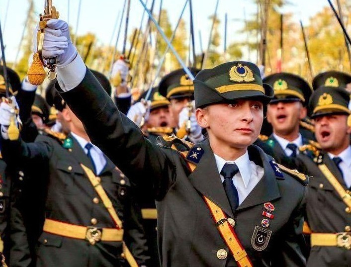 Teğmen Ebru Eroğlu Hakkında Flaş Karar! İade Davası Reddedildi: 'Kılıçlı Yemin' Sürecinde Yeni Perde!