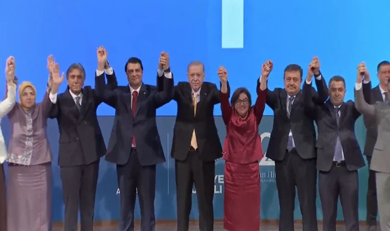 Umut Yılmaz resmen AK Parti'de... Rozetini Cumhurbaşkanı Erdoğan taktı!