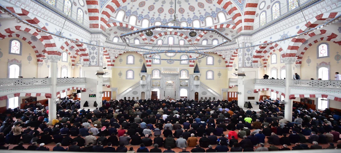 Diyanet 12 Aralık 2025 Cuma Hutbesini Yayımladı! İnsan Âlemin Özü, Kâinatın Gözbebeğidir