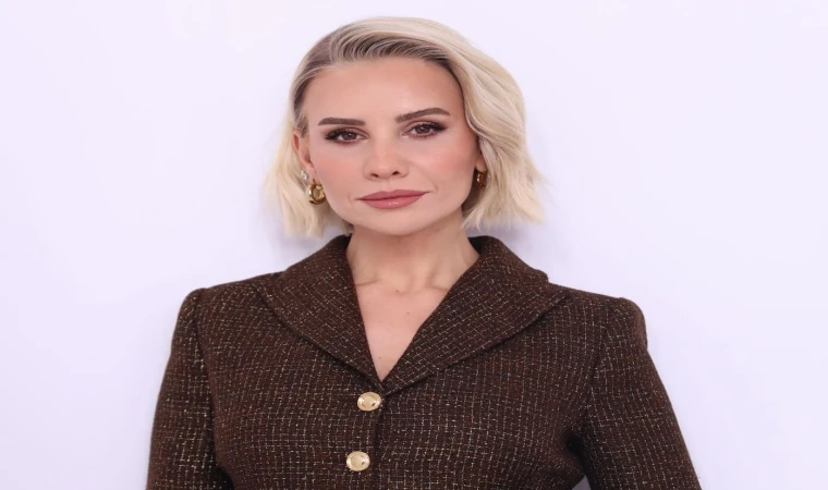 Esra Erol Kimdir, Kaç Yaşında, Aslen Nereli, Evli mi? Ünlü Sunucunun Hayatı ve Kariyeri