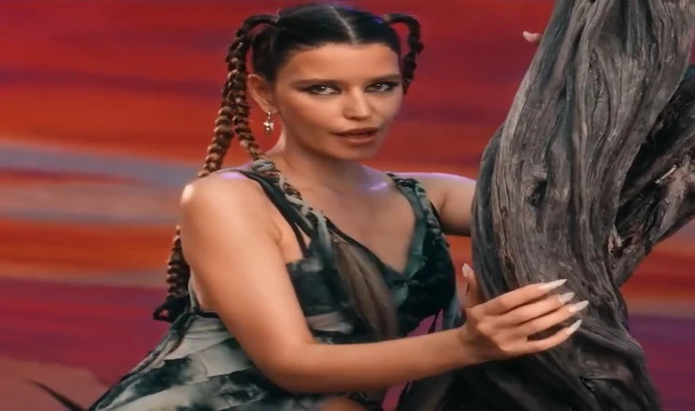 Beren Saat’ten sürpriz kariyer hamlesi! Oyunculuğu bırakmadı, müziğe “CapitaliZoo” ile iddialı giriş yaptı