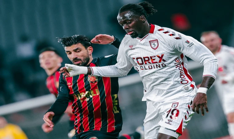 Süper Lig'de Nefes Kesen Randevu! Karagümrük Mü, Samsunspor Mu? İlk Devrede Direkten Dönenler, Kurtarılanlar..