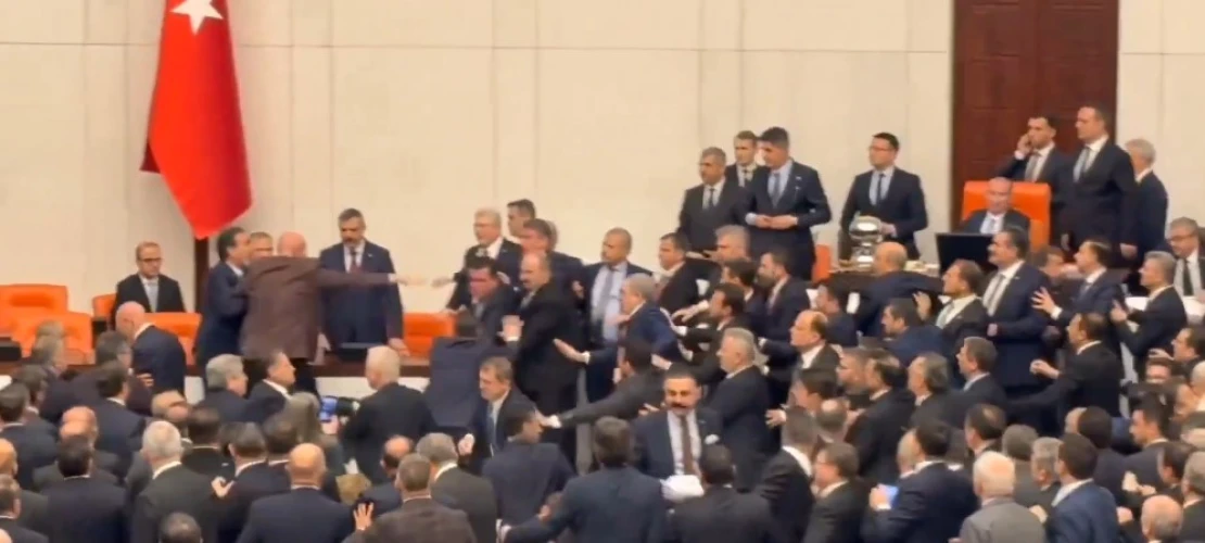 TBMM’de yemin töreninde büyük gerginlik! CHP’li vekiller kürsüyü işgal etti, kısa süreli arbede