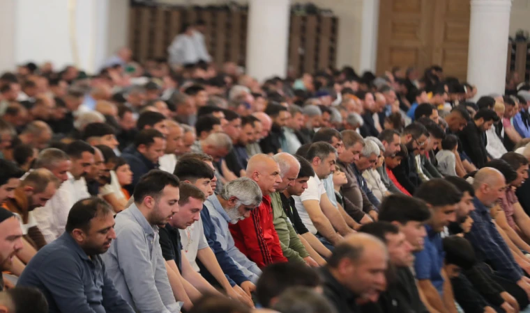 Teravih Namazı Nasıl Kılınır? Evde Tek Başına mı Yoksa Cemaatle mi? İşte Adım Adım 20 Rekat Rehberi!