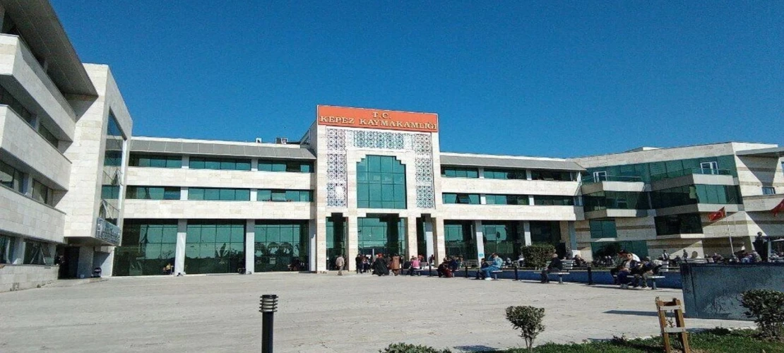 Antalya’da Kaymakamlıkta Silah Sesleri! Milli Eğitim Personeli Dehşet Saçtı: Kendini Odaya Kilitledi!