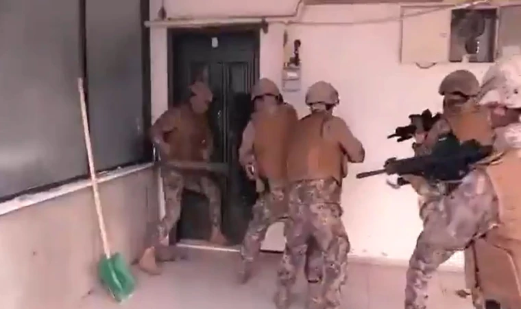 Gaziantep’te "Kurşunlama" Çetesine Şafak Baskını! 9 Şüpheli Enselendi, Cephanelik Ele Geçirildi!