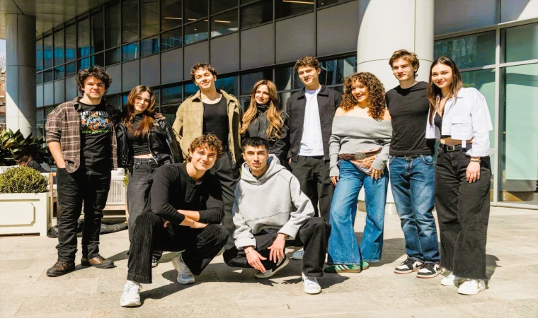 Kanal D’nin Yeni Dizisi 'Daha On Yedi' Sete Çıkıyor! Nesrin Cavadzade ve Çağan Efe Ak'ın Başrolünde Olduğu Dizinin Konusu Ne?