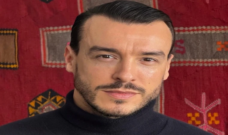 Cem Adrian Hakkında Şok Gözaltı Kararı! Ünlü Sanatçı Yurt Dışından İlk Kez Konuştu: "Döner Dönmez..."