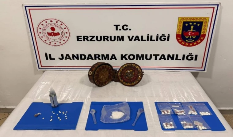 Erzurum’da Şok Operasyon: Uyuşturucu Aramasından Altın İşlemeli Tarihi Tevrat Çıktı!