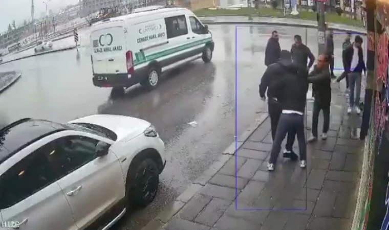 Gaziantep Dehşet Anları! 3 Kişi Sokak Ortasında Meydan Dayağı Attı!