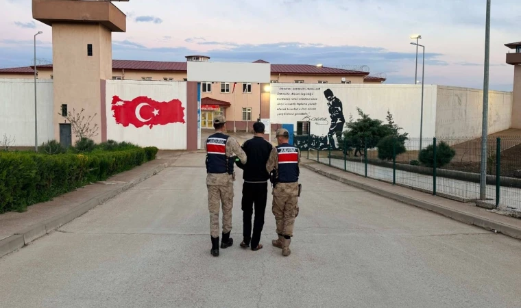 Gaziantep Jandarmasından Kaçamadı! Yol Kontrolünde 26 Yıl Hapis Cezası Bulunan Azılı Hırsız Yakalandı!