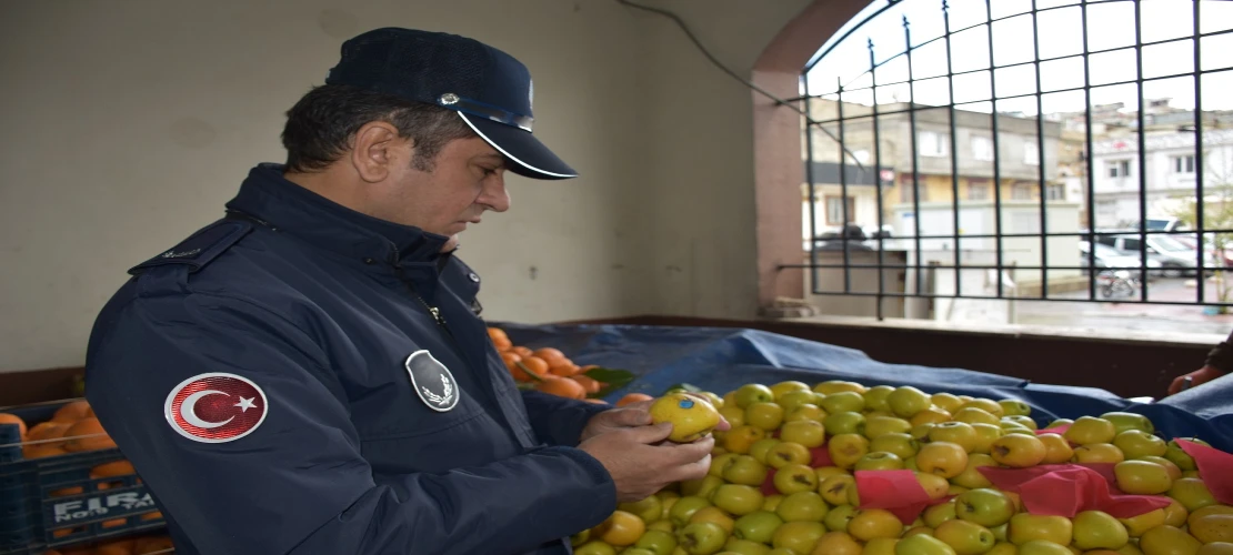 Şahinbey’de Pazarcının "Etiketli" Kurnazlığı Pes Dedirtti! Çürük Elmaları Öyle Bir Gizledi Ki... Zabıta Affetmedi!