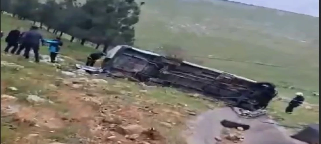 Gaziantep Çevre Yolu’nda Kaza! İşçi Servisi Şarampole Devrildi: Çok Sayıda Yaralı Var! Kaza Anı Kameralara Böyle Yansıdı!