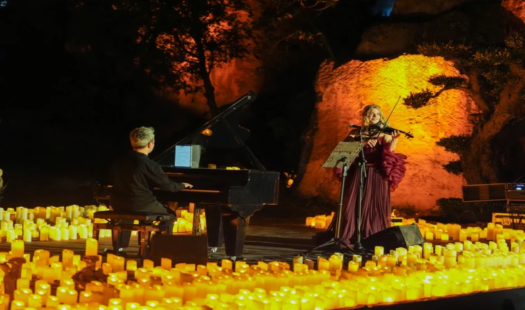 Dülük Antik Kenti’nde büyüleyici gece! Binlerce mum ışığında konser