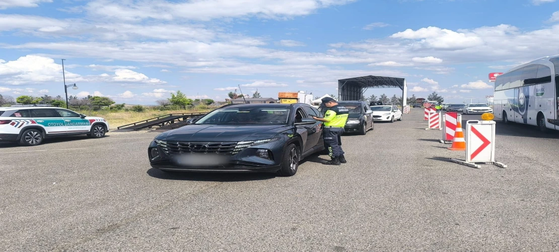 Gaziantep’te jandarmadan şok yol kontrolü: 74 aranan şahıs yakalandı