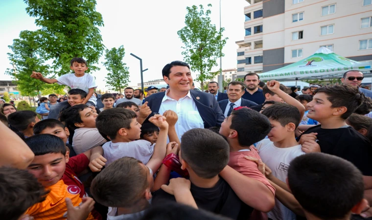 BAŞKAN YILMAZ’DAN EĞİTİME YENİ DESTEK!  İLK VE ORTAOKUL ÖĞRENCİLERİNE 8 BİN TL