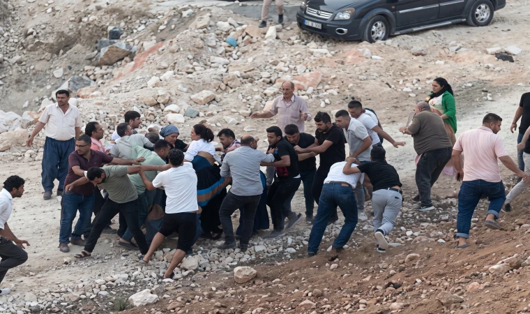 Gaziantep'te taşlar ve yumruklar havada uçuştu: Mahalle savaş alanına dönerken polis zorlukla araya girdi!