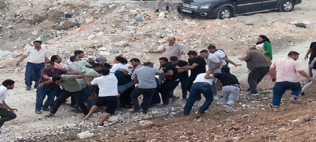 Gaziantep'te taşlar ve yumruklar havada uçuştu: Mahalle savaş alanına dönerken polis zorlukla araya girdi!