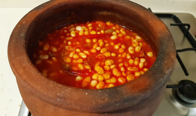 Güveçte kuru fasulye nasıl yapılır? Malzemeleri ve püf noktaları