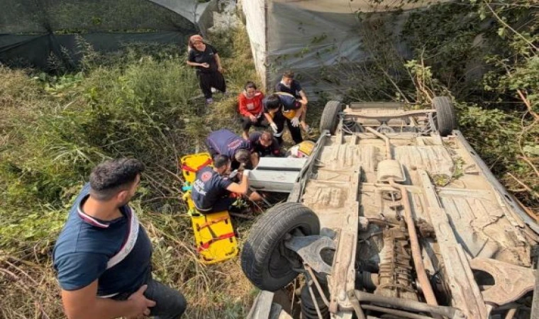 Osmaniye'de otomobil takla attı: Araçta sıkışan 3 kişi kurtarıldı