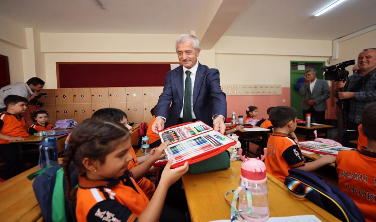 Şahinbey’de öğrencilere eğitim seti, boyama seti ve kumbara desteği