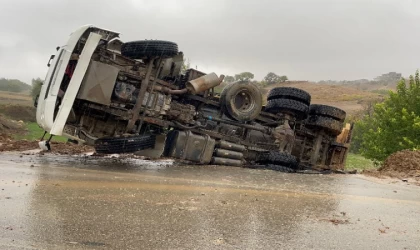 Enkaz taşıyan kamyon yan yattı!