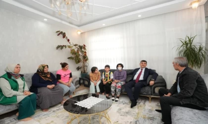 Fadıloğlu, çocuklarla yakından ilgilendi