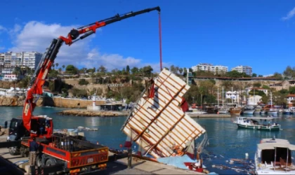 Fırtına tekneleri batırdı, vinçle çıkarıldı