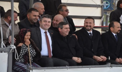 Herkes mont ararken o paltosunu verdi... Davranışı takdir topladı