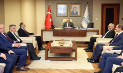 Tahir Büyükakın’dan öğretmenlere övgü