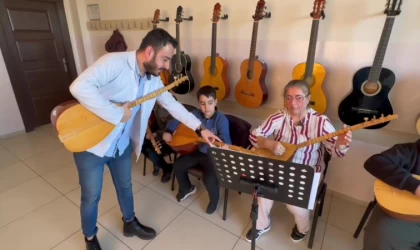 Bağlama çalmayı öğreniyor