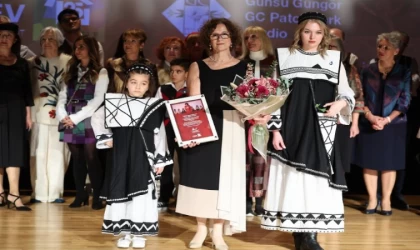 Mücadele ve sanatın buluştuğu defile