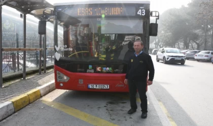 Rahatsızlanan yolcuyu hastaneye yetiştirdi