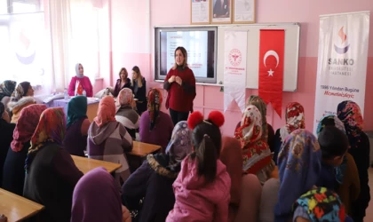 Sanko, depremzede annelere dokundu