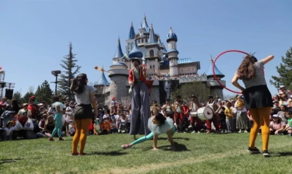 Çocuklar bu şenlikte coşuyor