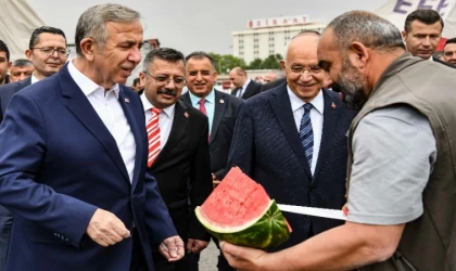 Seçim zaferini karpuzla kutladılar