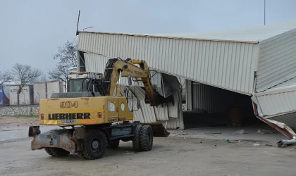 Tarım arazisi üzerindeki kaçak depo yıkıldı