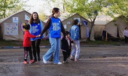 1-7 Mart ’’Deprem Haftası’’ TEGV, çocukları deprem konusunda bilgilendiriyor ve bölgedeki çalışmalarına kesintisiz devam ediyor